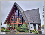 Durch das Giebelfenster ist die Rückseite der Orgel mit den Holzpfeifen des Subbass zu sehen. 