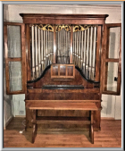 Positiv Müller 1868 (I/4), bis 1965 in der Kirche Sutz, seit 2017 im Pfarrhaus Lauterbrunnen.