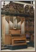 Bild zeigt die Orgel noch am vorherigen Standort in der Hofkirche Luzern.