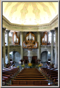 Die auf der Empore links aussen sichtbare italienische Orgel befindet sich seit 2012 im Chor der Französischen Kirche Bern.