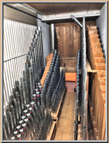 Orgelinneres: links Pfeifen des Hauptwerkes, rechts des Pedals. Ganz links das Prospektgitter.