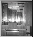 Die Orgel von 1959 im Originalzustand am ursprünglichen Standort in der Aula des Gründenschulhauses Muttenz