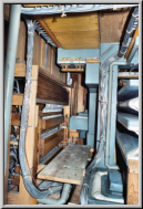 verlegte Bleirohre, links die Rückseite des Spieltisches, rechts die Bälge der Windanlage 