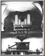 Basilique Notre-Dame, Fribourg, buffet d’orgue Moser 1786, avec en balustrade la console de Wolf-Giusto 1916 (photo 1939) 