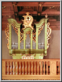 Grün gefasstes Gehäuse im Zustand Ende des 20. Jahrhunderts