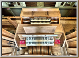 im Vordergrund: elektronisches Instrument; unmittelbar dahinter der Spieltisch der Pfeifenorgel.