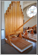 Keilbälge hinter der Orgel. An der Rückwand die grössten Pfeifen von Prinzipalbass 16'.
