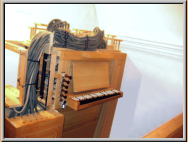 Die Orgel beim Aufbau in der Kapelle, noch ohne Pfeifenwerk