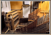 Pfeifenwerk im Untergeschoss, links Glockenspiel