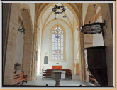 La console, tournée vers l'orgue, est visible au fond du choeur