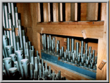 Vox humana im innersten Schwellkasten, davor die zylindrische Euphonquinte 5 1/3' und die Dulcianterz 3 1/5' mit Drehdeckel (Bild 1980: Dr. François Comment, Burgdorf)