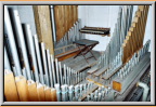 Fernwerk, im Vordergrund die Windladen von Kuhn 1904, im Hintergrund die Windladen von Steinmeyer 1926, an der Wand die Klaviatur zum Stimmen.