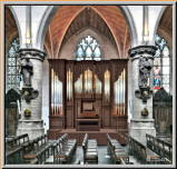 Orgel mit veränderter Front und neuer Farbgebung in der Sint-Peter Kirche in Mol (Belgien)