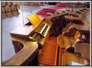 Spieltisch der Epistelorgel (rechts) im Chorgestühl