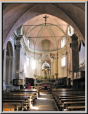 Die Orgel steht im Kirchenschiff auf der rechten Seite in einem Gewölbebogen. 