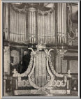 Façade du positif de dos en forme de lyre, qui a été utilisé pendant un certain temps comme logo par le musée suisse de l'orgue de Roche VD.