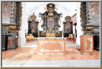 alte Chorempore ist in der heutigen Kirche noch vorhanden (im Chor hinten rechts, vom Schiff aus gesehen).