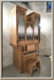 Orgel mit abgenommenen Flügeltüren, hinten in Chormitte.