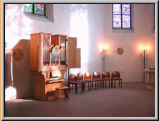 Orgel mit Flügeltüren an der linken Chorwand