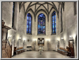 Orgel ohne Flügeltüren hinten in der Mitte des Chores.