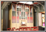 Wird die Orgel abgestellt, fahren automatisch (rosarote) Schutzgläser hoch, um die Prospektpfeifen vor äusseren Einflüssen zu schützen.