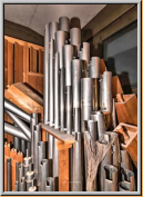 ungepflegtes und teilweise zerstörtes Pfeifenwerk.