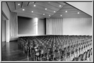 Kirchgemeindehaus Hottingen, grosser Saal. Der Spieltisch ist versenkt, von der Orgel ist nichts zu erkennen.