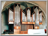 Stand 2008 vor der Kirchenrenovation. Die Fenster links und rechts der Orgel sind noch zugemauert.